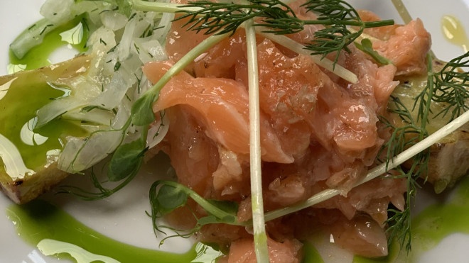 Grilovaný wasabi petržlen, cibuľový šalát a zaúdený losos
