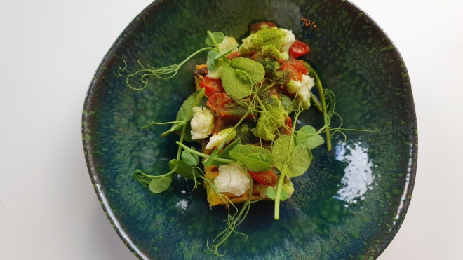 Grilovaná polenta, spálené paradajky, bryndza