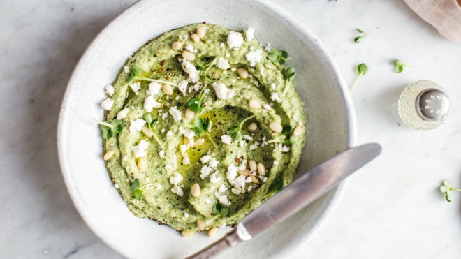 Bylinkový hummus