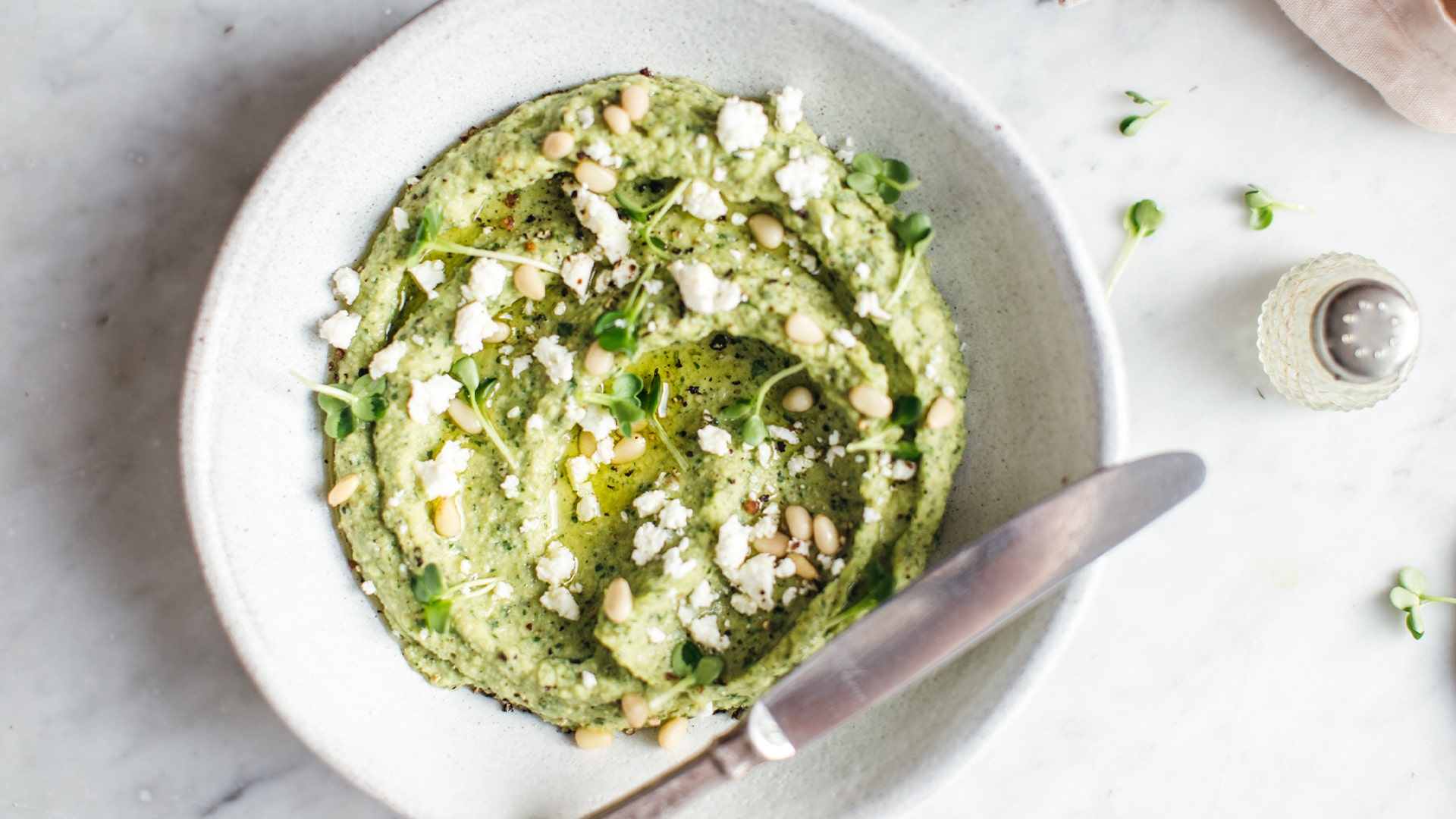Bylinkový hummus