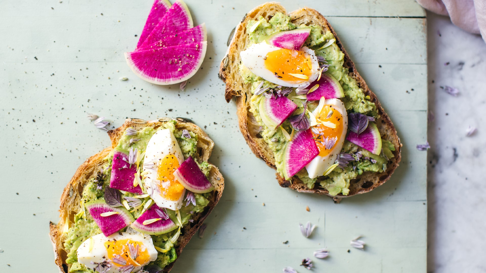 Avokádový toast s perfektným vajíčkom a reďkovkou