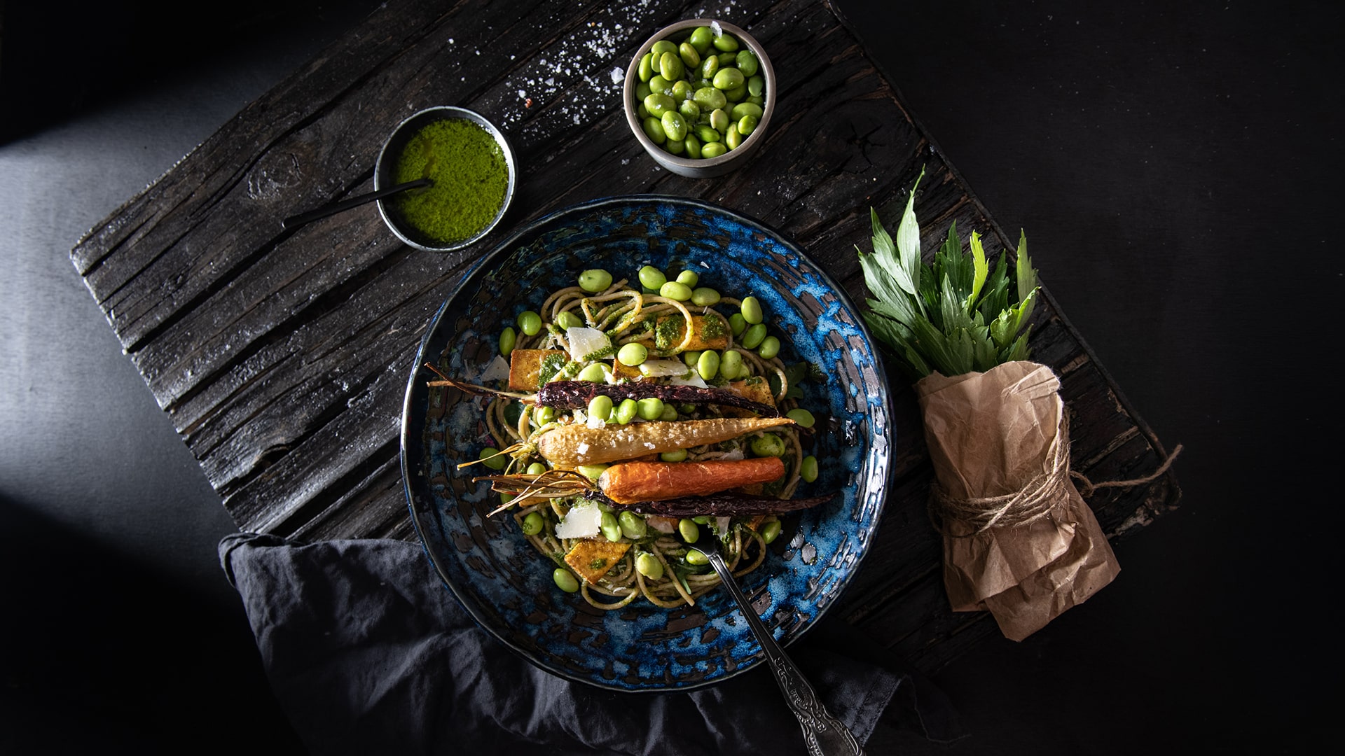 Celozrnné špagety s marinovaným tofu, edamame, pečenou farebnou baby mrkvou a medovým maslom