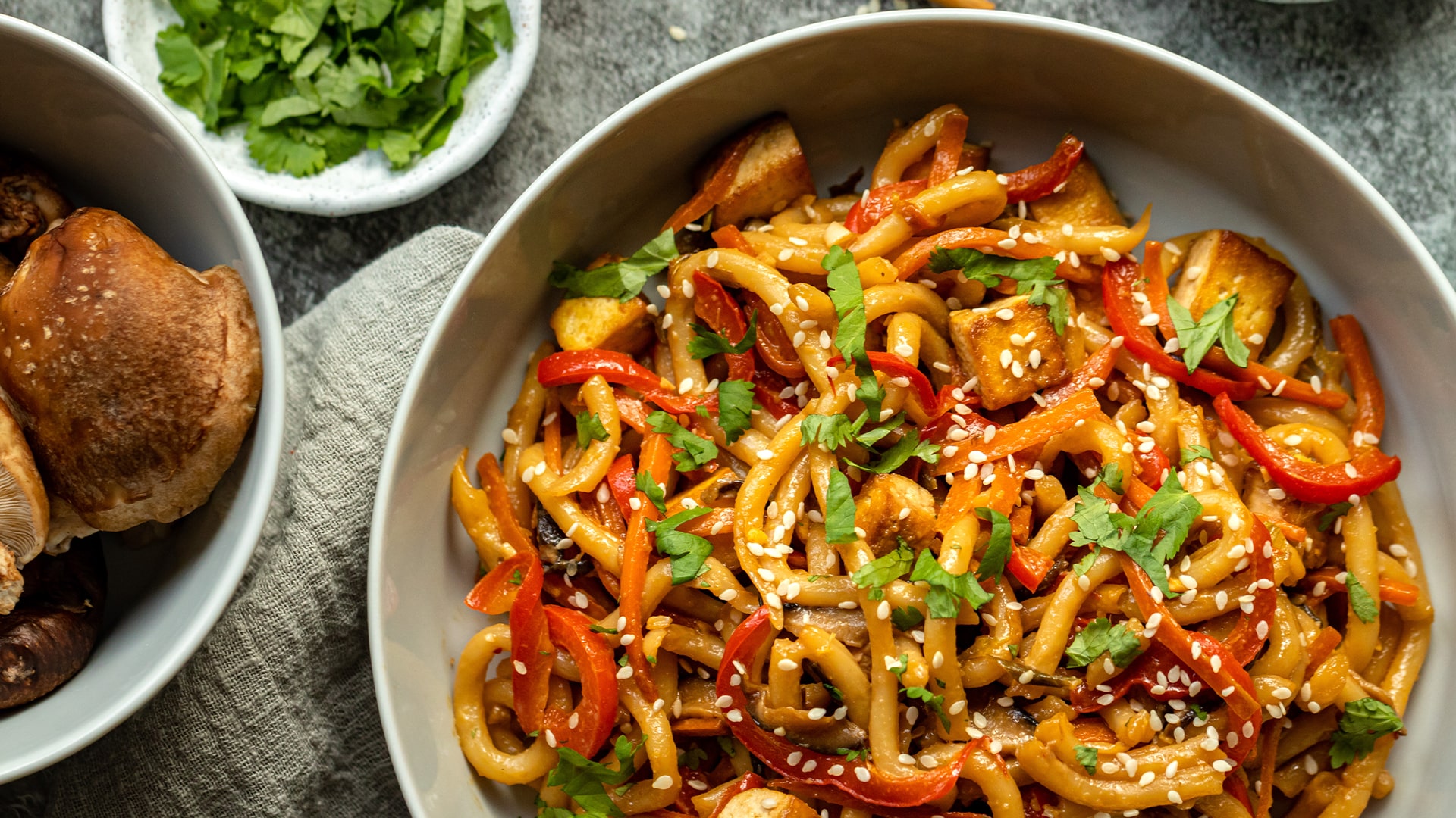 Vegánske udon rezance so zeleninou