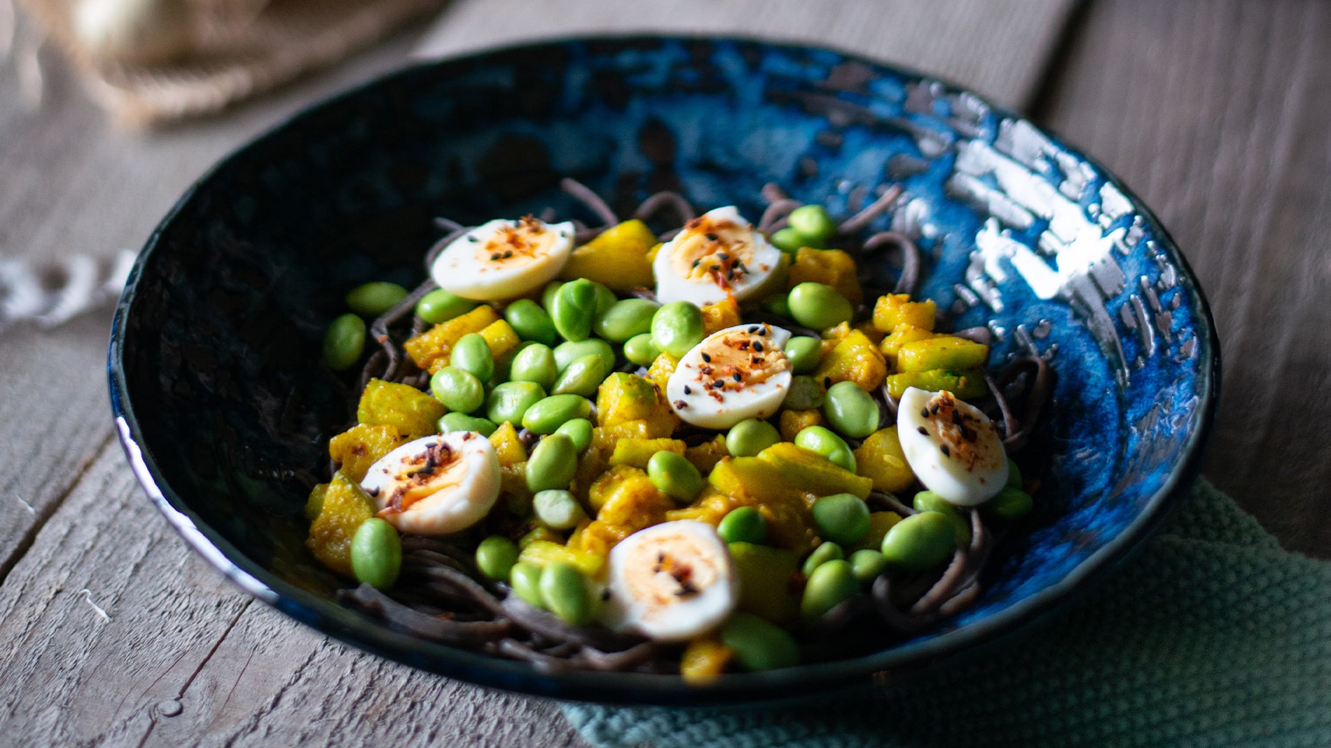 Celozrnné špagety s cuketou a edamame