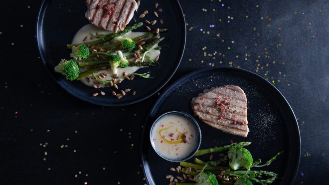 Tuniakový steak s baby špargľou a citrónovou omáčkou