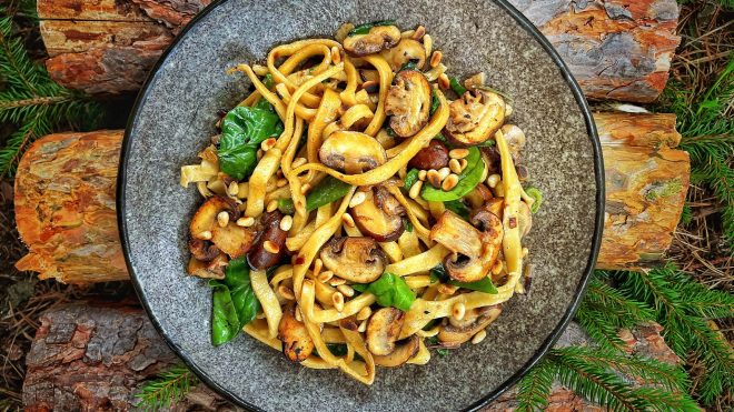 Domáce tagliatelle so špenátom a tmavými šampiňónmi