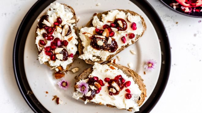 Párty chlebík s mascarpone a granátovým jablkom