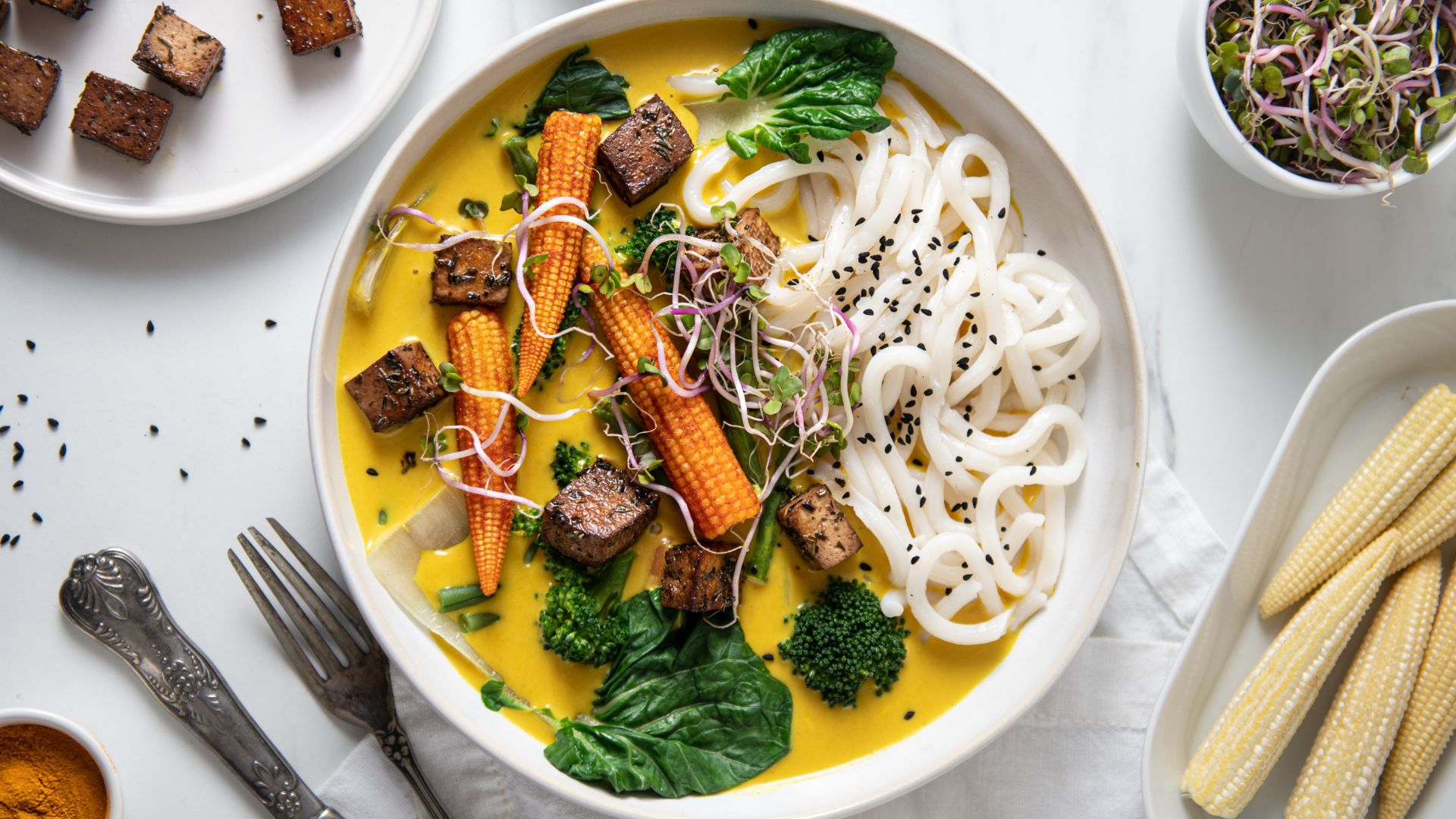 Tofu s kurkumovou omáčkou a udon rezancami