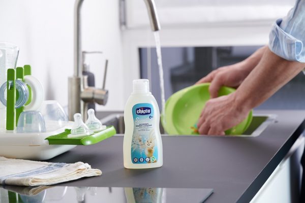 Chicco Sensitive čistič na fľaše a cumlíky 300ml 2